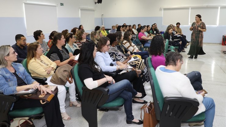 Profissionais de Louveira discutem violência contra crianças