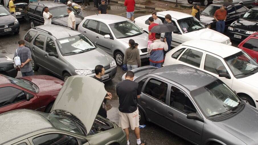 Vendas de carros usados seguem aquecidas com a crise no setor automotivo com falta de modelos novos nas lojas