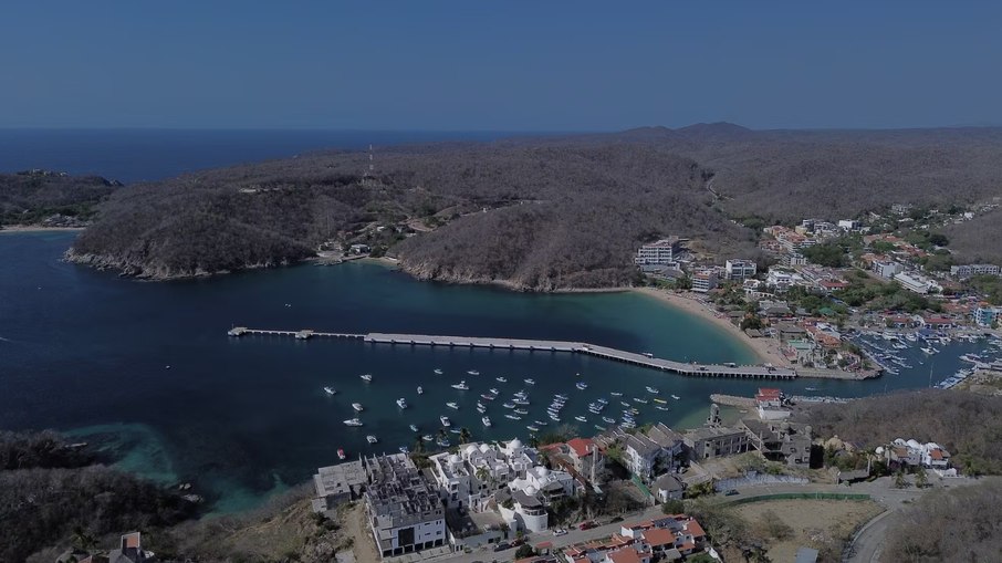 Vista aérea da Baía de Santa Cruz, em Huatulco, município de Oaxaca (México) Vista aérea da Baía de Santa Cruz, em Huatulco, município de Oaxaca (México)