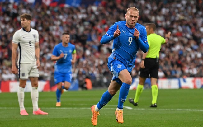 Thorsteinsson fez um gol e poderia ter feito outro em cima da Inglaterra 