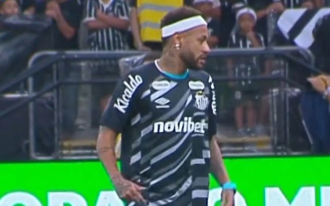 Neymar usa faixa na cabeça em clássico contra o Corinthians Neymar usa faixa na cabeça em clássico contra o Corinthians