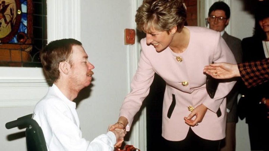 Esta imagem mostra a Princesa Diana cumprimentando um paciente sem luvas no Casey House, um hospício especializado em AIDS localizado em Toronto, no Canadá, em outubro de 1991