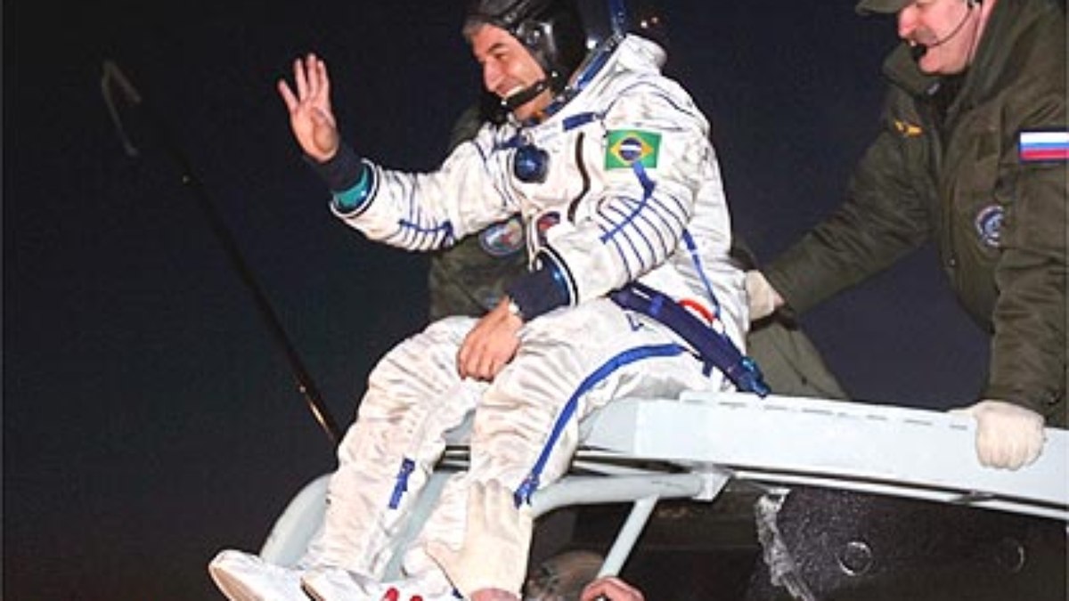 O Astronauta Marcos Pontes acena após ser retirado da nave. 