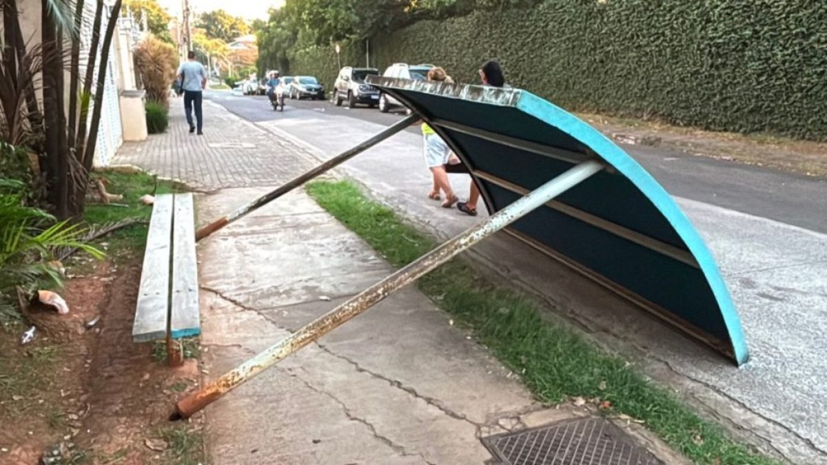 Segundo moradores, uma mulher e uma criança estavam no ponto de ônibus no momento em que a estrutura caiu Segundo moradores, uma mulher e uma criança estavam no ponto de ônibus no momento em que a estrutura caiu
