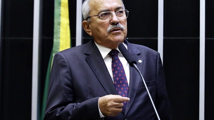 Ex-deputado publica "nude" por engano e priva conta em seguida