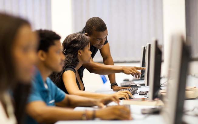 CTC Infra e Metalvix doam laboratório de informática ao IOB
