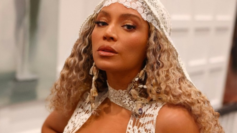 Beyoncé usa look floral da marca brasileira Farm em casamento