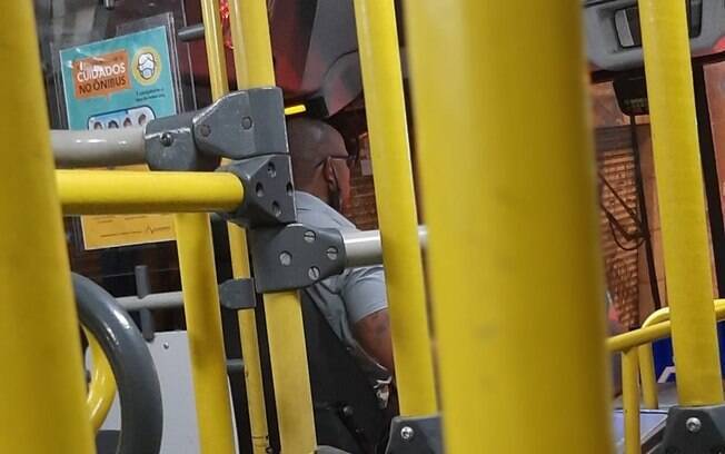 Quem usa o transporte público em Guarulhos sabe que não é difícil encontrar motoristas com máscaras sob o queixo