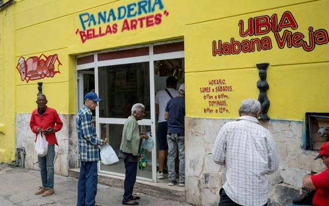 Clientes fazem fila em padaria em Havana em 8 de março de 2024