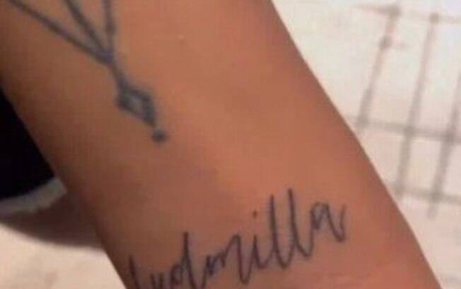 Esposa de Ludmilla faz tatuagem em homenagem a cantora