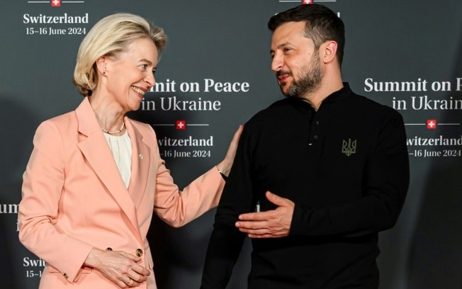 Ursula von der Leyen, presidente da Comissão Europeia, conversa com o presidente ucraniano, Volodimir Zelensky, antes da reunião de cúpula internacional sobre a paz na Ucrânia, em 15 de junho de 2024, na Suíça