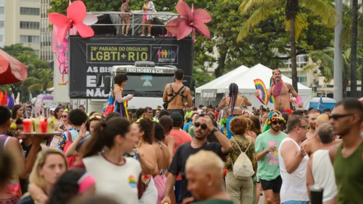 Público na 28ª Parada do Orgulho LGBTI+ do Rio de Janeiro, em Copacabana, zona sua da cidade