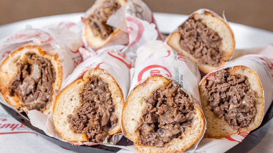 Cheesesteak, sanduíche típico da Filadélfia (EUA)