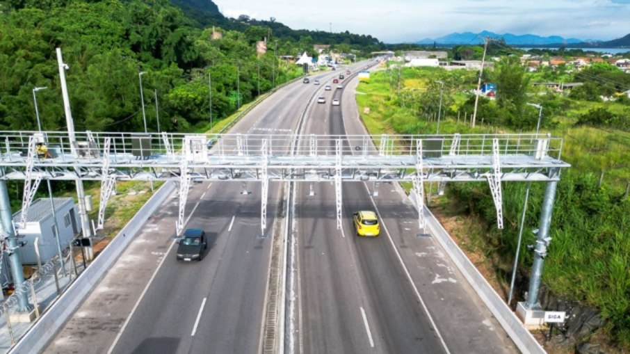 Free Flow permite que motoristas passem sem reduzir a velocidade e pagamento é feito posteriormente Free Flow permite que motoristas passem sem reduzir a velocidade e pagamento é feito posteriormente
