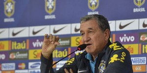 Parreira está na UTI e respira com ajuda de aparelhos
