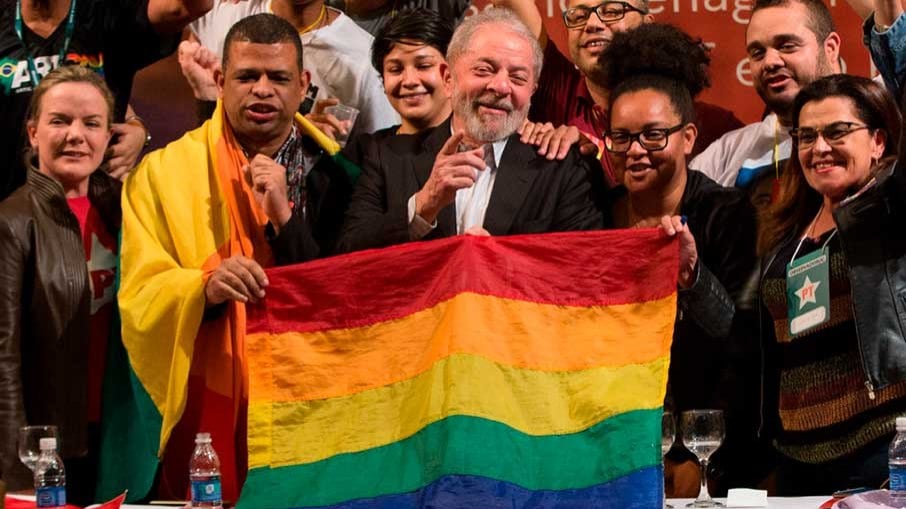 O presidente Lula ao lado de militantes e ativistas LGBT+ do PT no dia em que foi eleito para o mandato atual