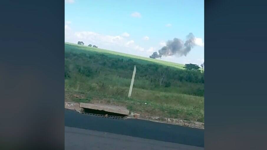Vídeo compartilhado nas redes sociais mostra momento em que a aeronave caiu