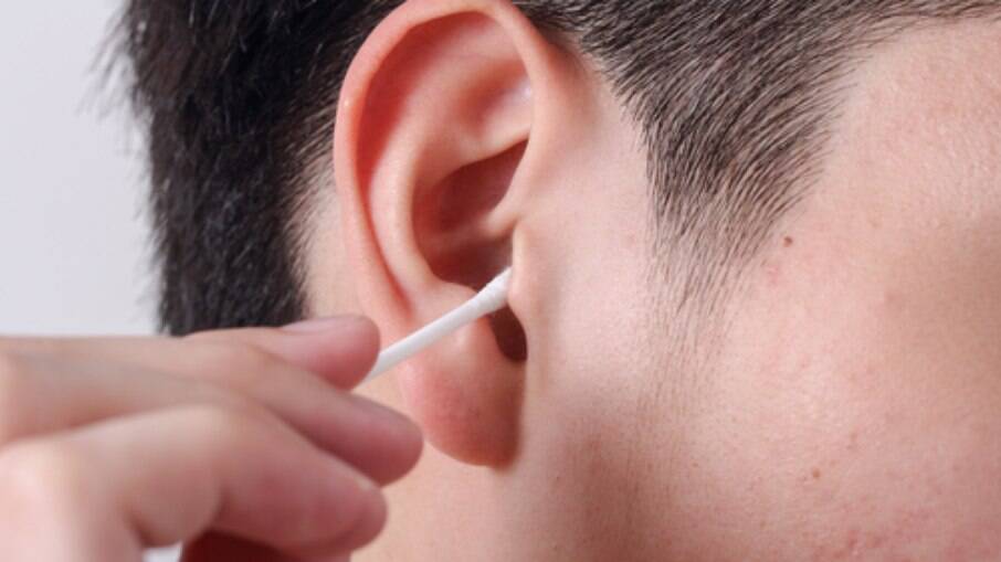 De pano úmido a gotinhas de azeite: três maneiras seguras de limpar os ouvidos sem cotonetes