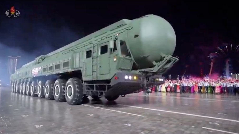 Desfile de comemoração do aniversário de 80 anos do Partido dos Trabalhadores da Coreia do Norte. Desfile de comemoração do aniversário de 80 anos do Partido dos Trabalhadores da Coreia do Norte.