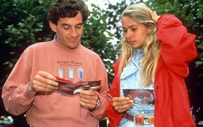Adriane Galisteu publica foto com Ayrton Senna: 'Pra sempre'