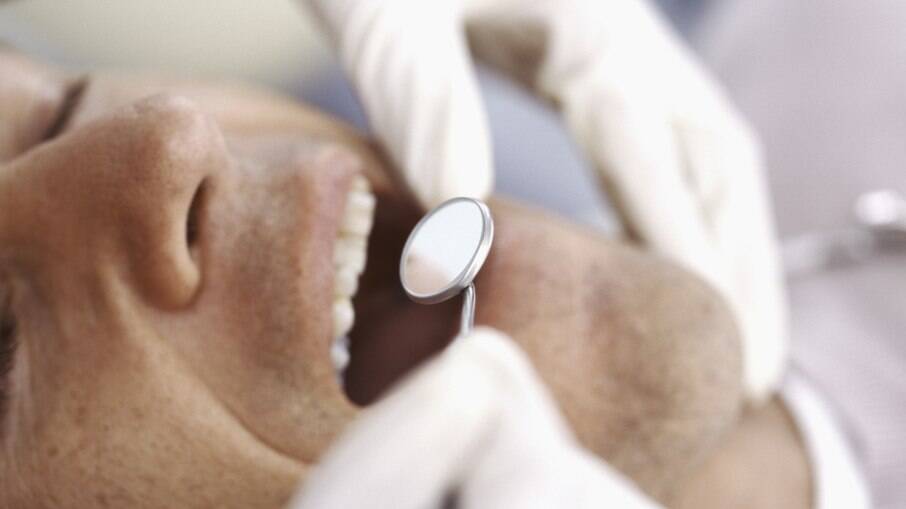 Cuidados simples após extrair um dente podem aliviar a dor e acelerar a cicatrização