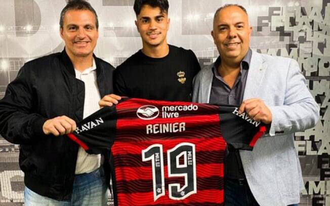 Reinier acompanha vitória do Flamengo na Libertadores e é presenteado com camisa rubro-negra