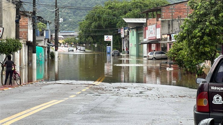 Chuvas atingem cidades do Litoral Norte com alagamentos, quedas de árvores e falta d´água