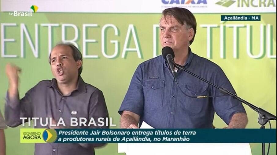 Bolsonaro discursa em entrega de títulos de terra em Açailândia (MA)