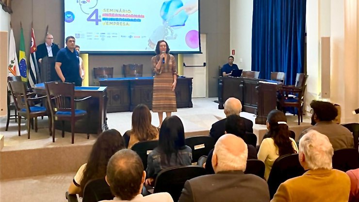 Seminário debate usos da IA para as empresas em Santos