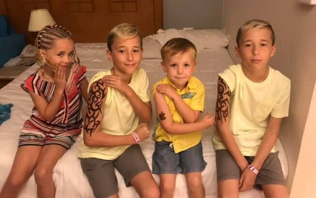 crianças com tatuagem de henna