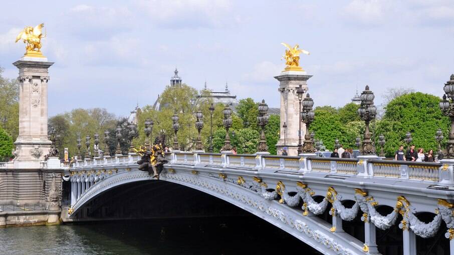 A Ponte Alexandre III é um patrimônio histórico de Paris.