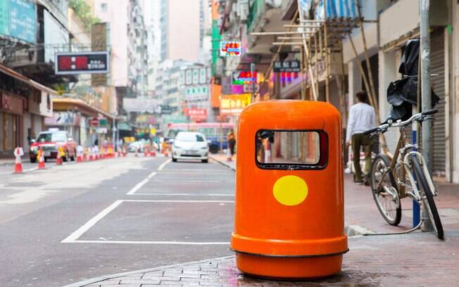Jogar o lixo fora da lixeira em Hong Kong rende multa pesada aos turistas
