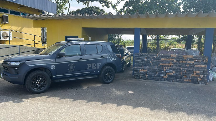Quase 1 tonelada de maconha achada em carga de bolas na BR-116 Quase 1 tonelada de maconha achada em carga de bolas na BR-116
