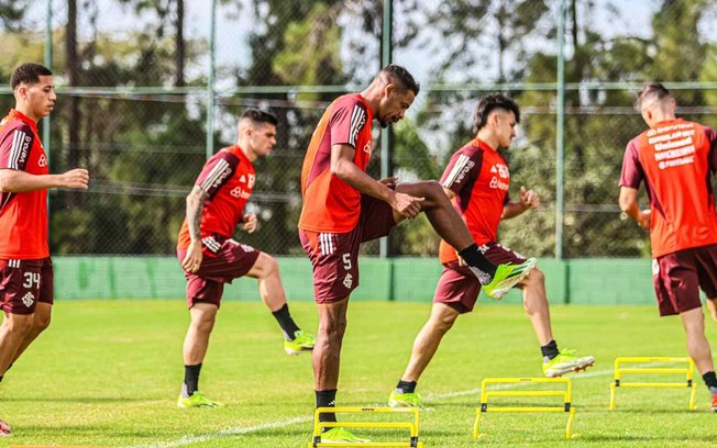 Elenco do Inter durante último treino em Itu antes da viagem para a Bolívia