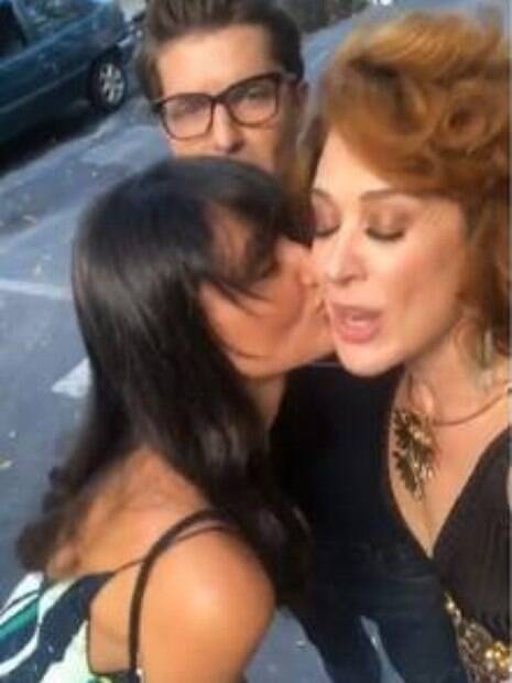Débora Nascimento beija Claudia Raia em vídeo no Instagram