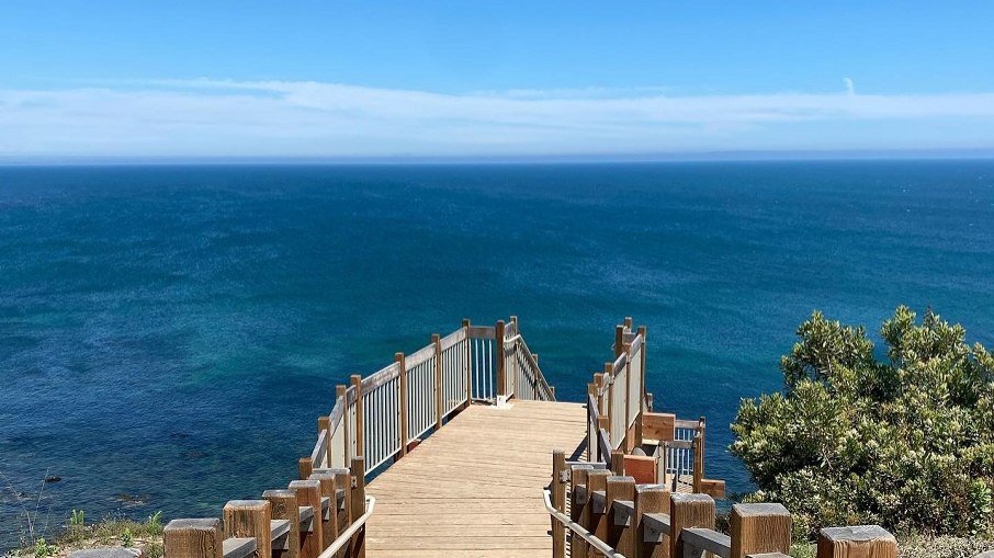 Escada de madeira no Point Dume, em Malibu, na Califórnia (EUA)