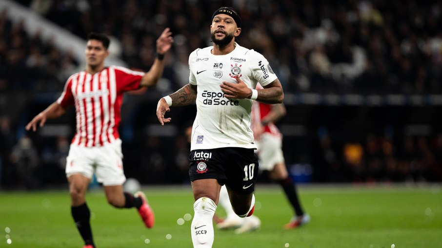 Memphis Depay em ação contra o Estudiantes Memphis Depay em ação contra o Estudiantes