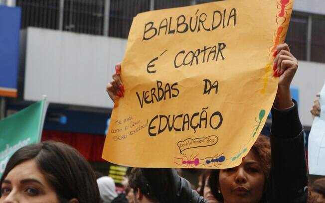 Protesto contra cortes na Educação em Curitiba