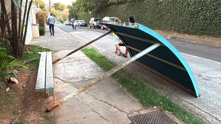 Segundo moradores, uma mulher e uma criança estavam no ponto de ônibus no momento em que a estrutura caiu Segundo moradores, uma mulher e uma criança estavam no ponto de ônibus no momento em que a estrutura caiu