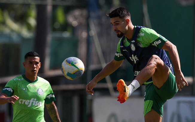 Flaco López recebe a marcação de Naves durante treino do Verdão