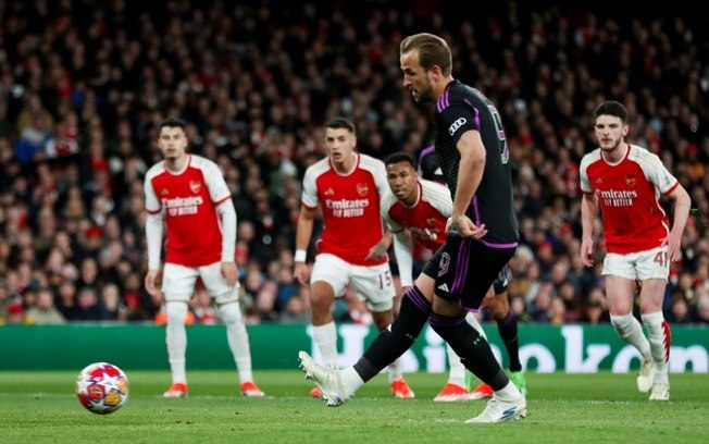 O atacante inglês do Bayern de Munique, Harry Kane, cobra um pênalti e marca o segundo gol de seu time no jogo de ida das quartas de final da Liga dos Campeões, no Arsenal Stadium em Londres, em 9 de abril de 2024.