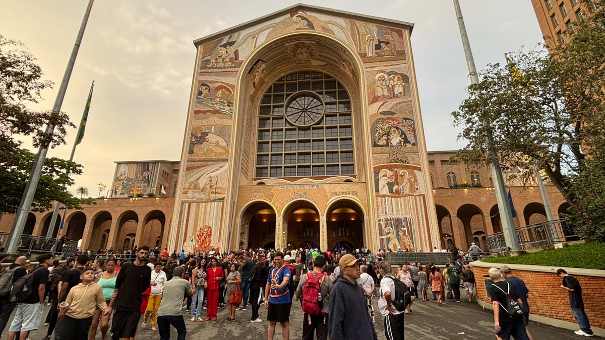 O dia dos fieis no Santuário de Nossa Senhora Aparecida O dia dos fieis no Santuário de Nossa Senhora Aparecida