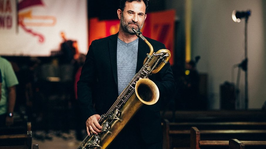 Além de saxofonista e flautista, Louback atua como compositor, arranjador e produtor musical Além de saxofonista e flautista, Louback atua como compositor, arranjador e produtor musical