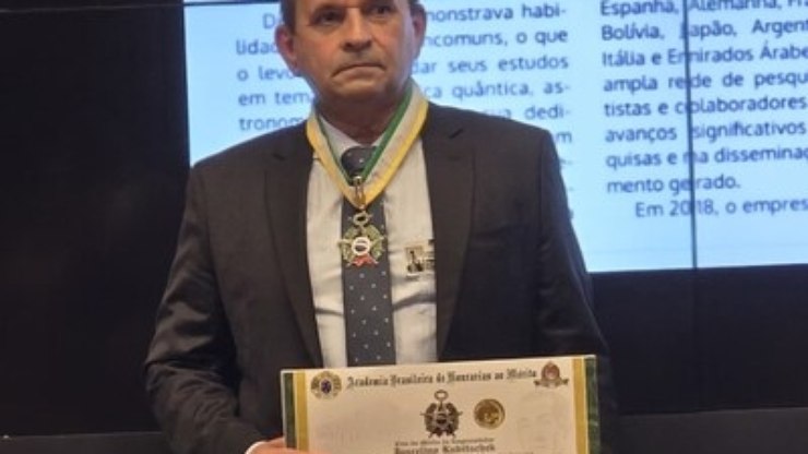 Em tarde histórica no Congresso, Urandir Oliveira recebe a maior honraria do empreendedorismo brasileiro
