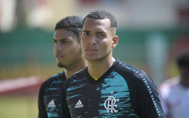 Na ausência do titular, jovem da base é relacionado para jogo do Flamengo