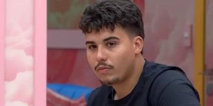 Vídeo mostra ex-BBB Pedro levando surra em barbearia