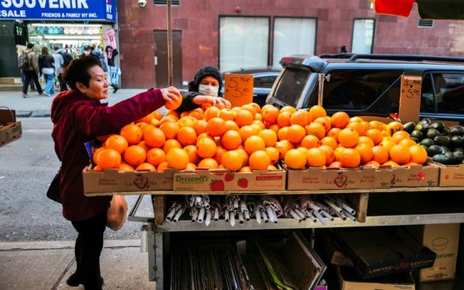 Uma barraca de frutas em uma rua de Nova York em 23 de abril de 2024