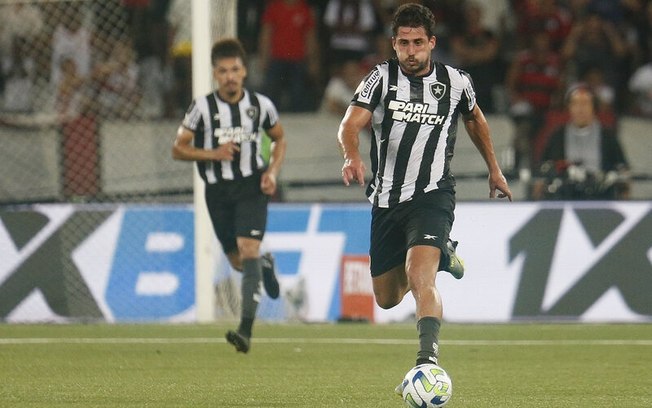 Gabriel Pires deve ser a novidade do Botafogo após cumprir suspensão no Campeonato Brasileiro