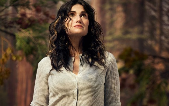 Idina Menzel, conhecida por papéis icônicos em musicais, retorna à Broadway