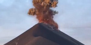 Turistas quase são atingidos por bola de fogo durante erupção
